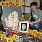 Chinesa posa com flores e fotos de Michael Jackson, em exposição de Shanghai