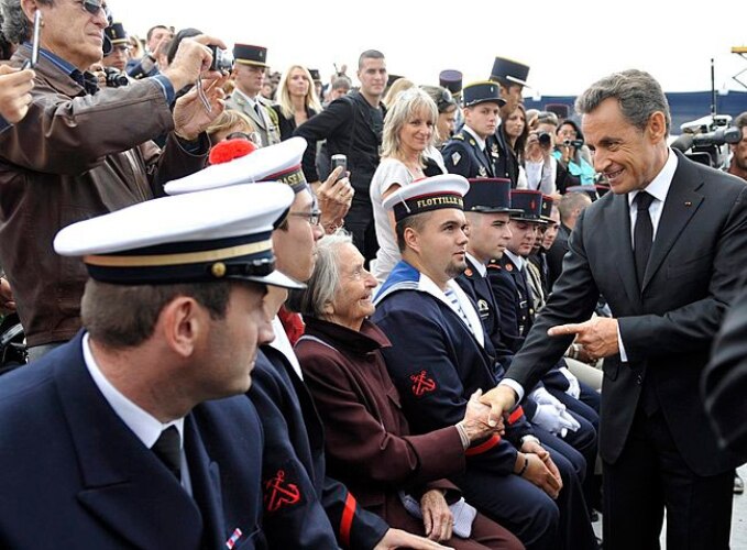 Durante o desfile do Dia da Bastilha, Nicolas Sarkozy cumprimenta familiar de soldado ferido