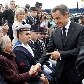 Durante o desfile do Dia da Bastilha, Nicolas Sarkozy cumprimenta familiar de soldado ferido Durante o desfile do Dia da Bastilha, Nicolas Sarkozy cumprimenta familiar de soldado ferido