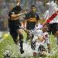 O meio-campo Riquelme, do Boca Juniors, luta pela bola com Ahumada, do River Plate, em clássico 