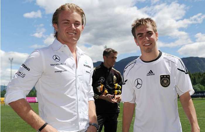 Piloto de Fórmula 1 Nico Rosberg é recebido pelo capitão Philipp Lahm no treino da Alemanha