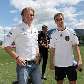 Piloto de Fórmula 1 Nico Rosberg é recebido pelo capitão Philipp Lahm no treino da Alemanha