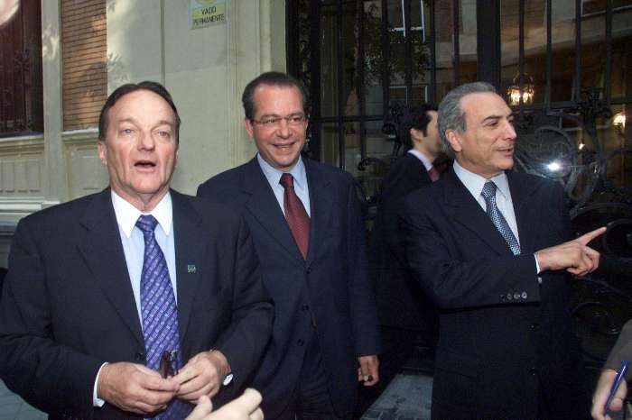 Os presidentes do PFL, Jorge Bornhausen, do PSDB, José Aníbal e do PMDB, Michel Temer