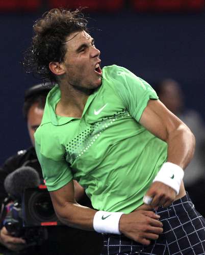 Espanhol Rafael Nadal vibra muito com a vitória em Pequim