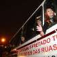 Como parte dos protestos, faixas foram colocadas nos fretados Como parte dos protestos, faixas foram colocadas nos fretados