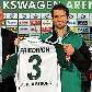 O defensor alemão Arne Friedrich exibe a camisa de seu novo clube, o Wolfsburg