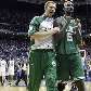 Brian Scalabrine comemora com Kevin Garnett a vitória do Boston sobre o Magic pelos playoffs da NBA
