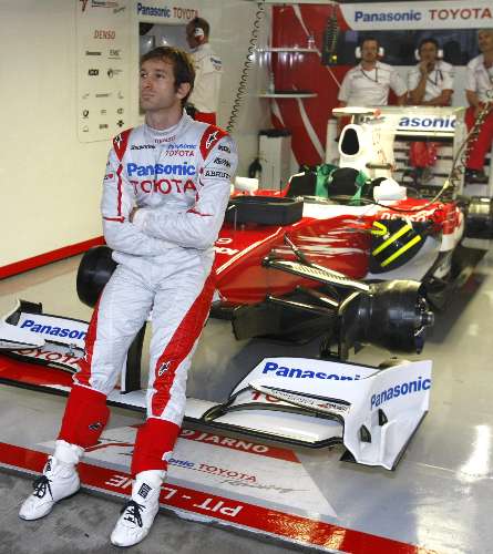 Jarno Trulli espera a chuva passar durante treino livre do GP do Japão