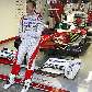 Jarno Trulli espera a chuva passar durante treino livre do GP do Japão Jarno Trulli espera a chuva passar durante treino livre do GP do Japão