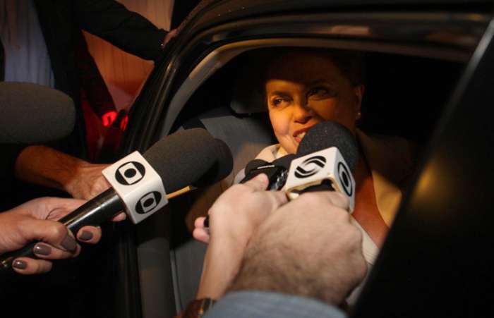 Depois de saber de sua vitória, Dilma sai de sua residência em Brasília 