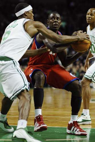 Rajon Rondo, do Boston Celtics, tenta tirar a bola de Jrue Holiday, do Philadelphia 76ers