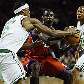 Rajon Rondo, do Boston Celtics, tenta tirar a bola de Jrue Holiday, do Philadelphia 76ers