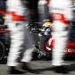 Hamilton deixa o box após colocar combustível e trocar pneus Hamilton deixa o box após colocar combustível e trocar pneus