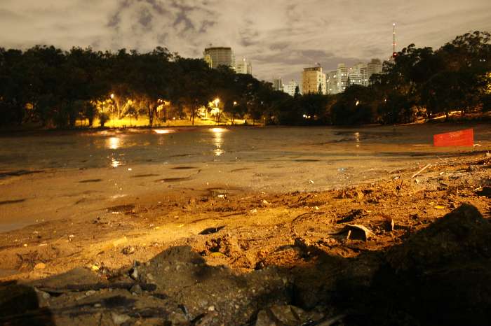 Grande volume de água pode ter causado rompimento da tubulação. Água drenou para o Rio Tamanduateí