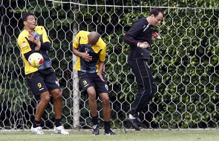 Washington, Alex Silva e Rogério Ceni levam susto com bolada em treino do São Paulo