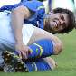 Susto: Kaká sofre falta e leva mão ao tornozelo Susto: Kaká sofre falta e leva mão ao tornozelo