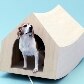Mostra traz casinhas de cachorro projetadas na medida para eles