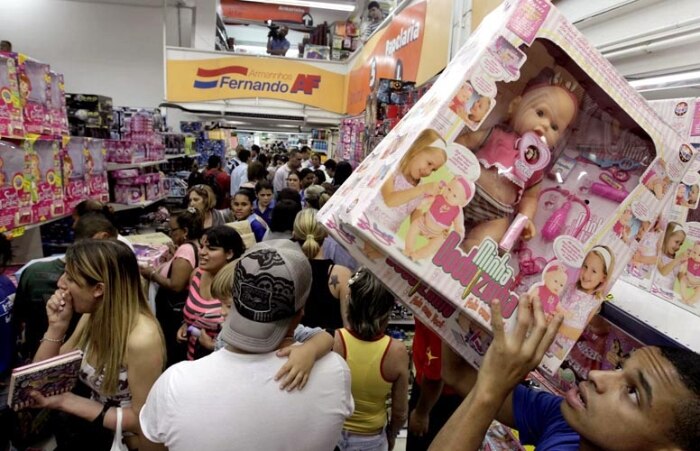 Pais e crianças disputam lugares com vendedores que tentam repor estoque