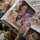 Pais e crianças disputam lugares com vendedores que tentam repor estoque