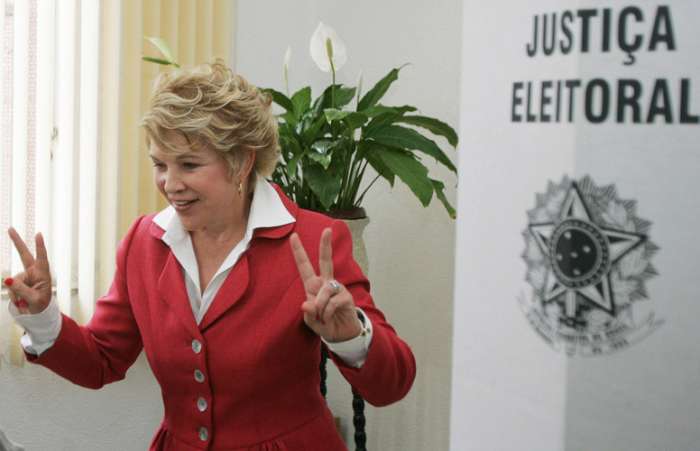Candidata do PT ao Senado, Marta Suplicy, votou pela manhã no colégio Madre Alix, em SP