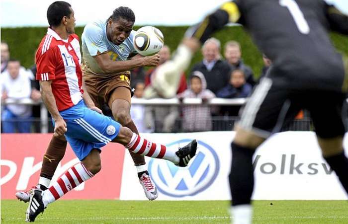 Drogba chuta a bola durante empate da Costa do Marfim por 2 a 2 diante do Paraguai, na França