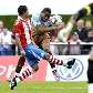 Drogba chuta a bola durante empate da Costa do Marfim por 2 a 2 diante do Paraguai, na França