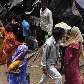 Indianos observam trem que descarrilou ontem, na Estação Sainthia, deixando 61 mortos e ferindo 165 Indianos observam trem que descarrilou ontem, na Estação Sainthia, deixando 61 mortos e ferindo 165