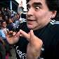 Maradona brinca com crianças em escola primária na África do Sul Maradona brinca com crianças em escola primária na África do Sul