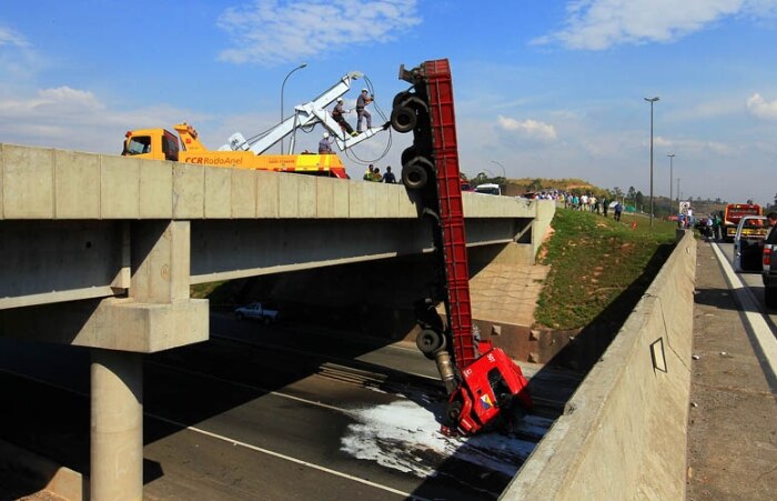 Guindaste retira caminhão que ficou pendurado em viaduto da Rodoanel, SP
