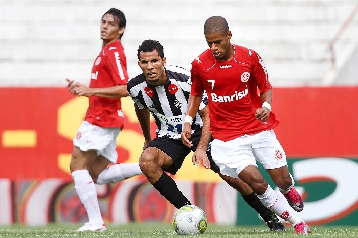 O meia Wagner Libano, do Internacional, passa pelo marcado do Santa Cruz-RS, na vitória por 1 a 0