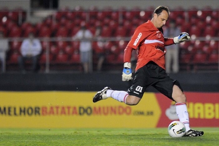 São Paulo derrota a Ponte Preta por 3 a 0 no Morumbi e volta a encostar no G-4 do Brasileirão