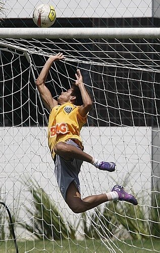 Neymar brinca no gol e titulares retornam no treino do Santos