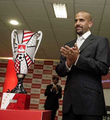 Verón ganha troféu e cheque gordo por ser o melhor jogador da Libertadores 2009
