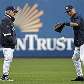 Lenda do beseibol, Yogi Berra, acompanha ao lado de Derek Jeter treino do Yankees na pré-temporada