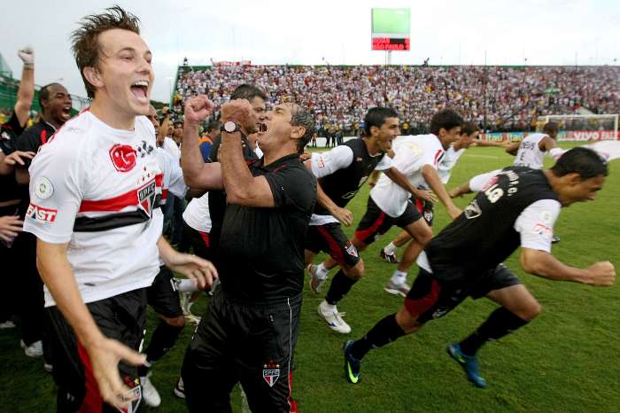 São-paulinos esperavam pelo apito final para comemorar o tricampeonato