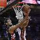 Marco Belinelli, do Toronto Raptors, é bloqueado por Michael Beasley, do Miami Heat Marco Belinelli, do Toronto Raptors, é bloqueado por Michael Beasley, do Miami Heat