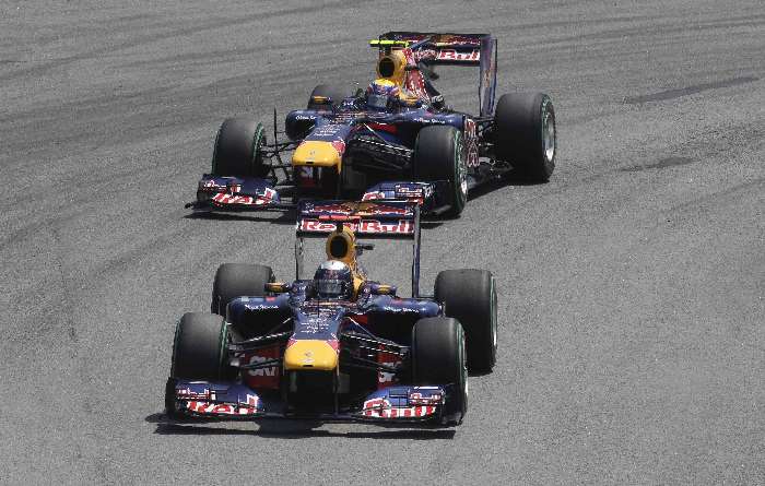 Vettel e Webber comemoram com a equipe a vitória no Brasil
