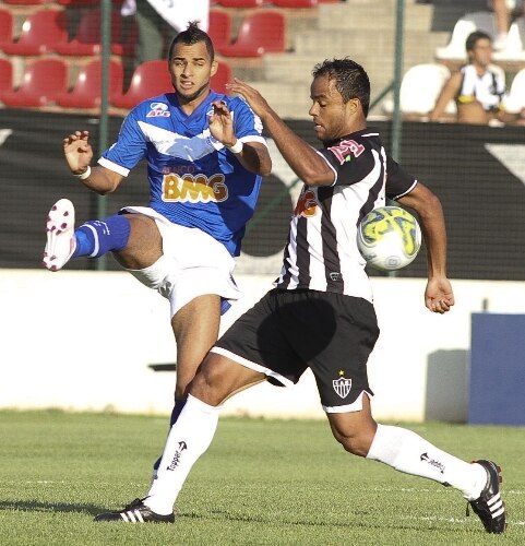 Pablo, do Cruzeiro, divide jogada com Mancini na vitória do Atlético na primeira final do Mineiro
