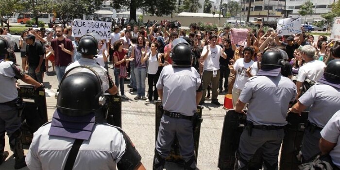 Palco de manifestações durante os anos