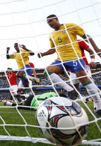 Felipe Melo e Juan correm para comemorar gol de Luís Fabiano para o Brasil