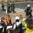 Cidades - Foram formadas três barreiras para conter manifestantes na capital cearense: PM, Cavalaria e Choque - Foto: Everton Oliveira/AE