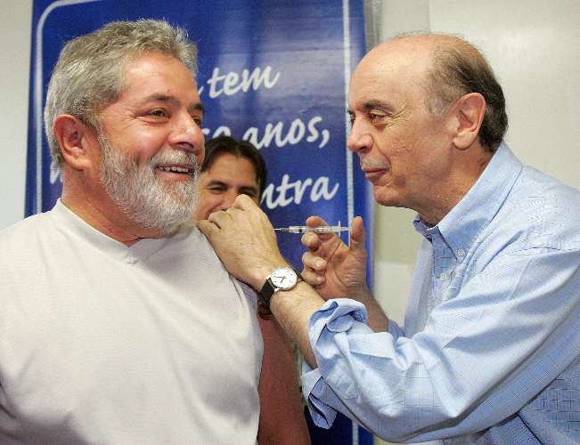Lula e José Serra brincam no lançamento da campanha de vacinação contra gripe