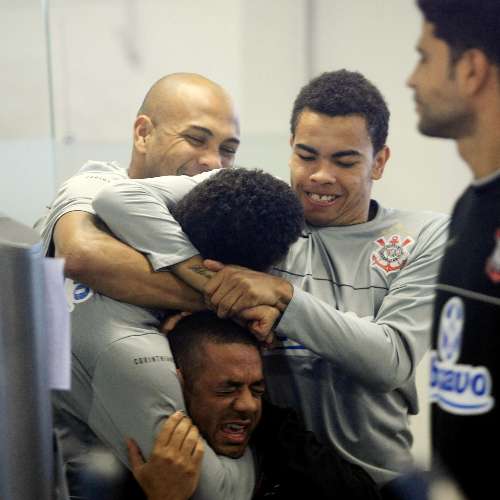 Souza e Dentinho enforcam Ronaldo, que enforca Cristian, em treino do Corinthians