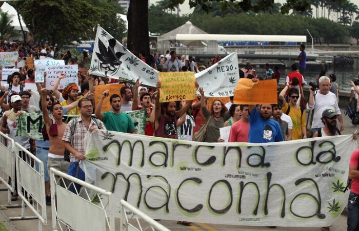 Confira imagens da marcha da maconha no Rio de Janeiro 