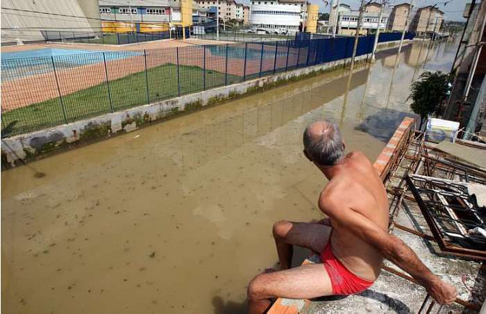 Rua Capaxós, no Jardim Romano, zona leste de SP, alagado há quase dois meses