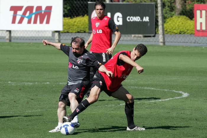 Marco Aurélio Cunha, supervisor, disputa bola com Hernanes em rachão