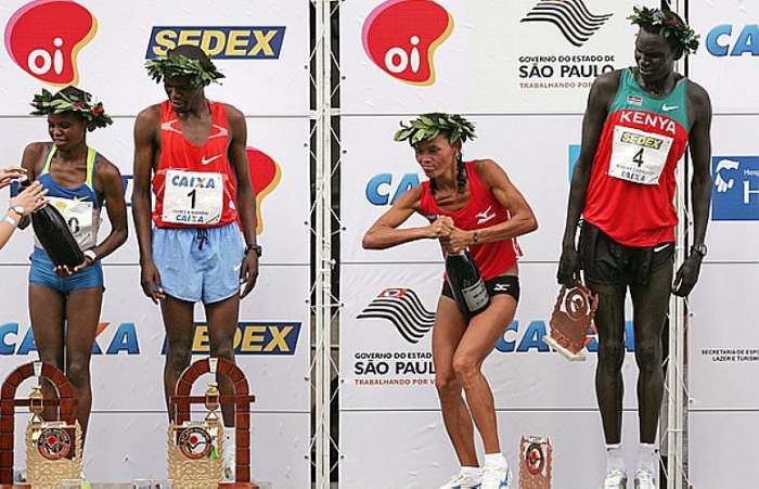 A brasileira melhor colocada Marily dos Santos, terceiro lugar, tenta abrir a champagne