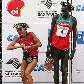 A brasileira melhor colocada Marily dos Santos, terceiro lugar, tenta abrir a champagne