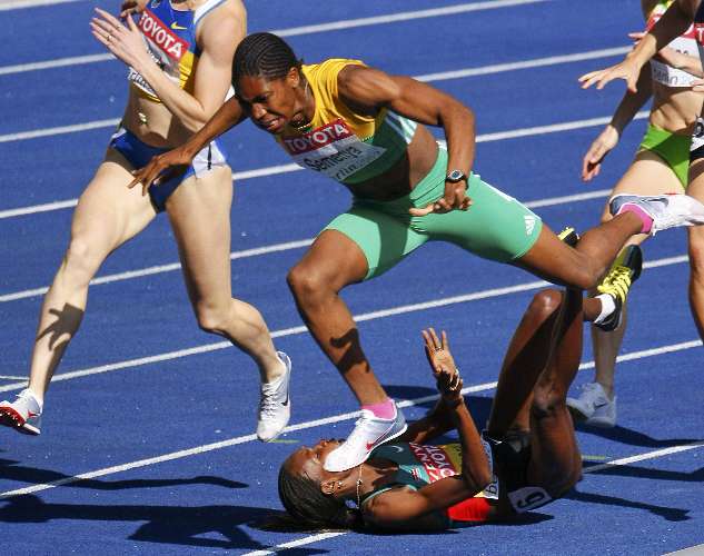 Caster Semenya pula Janeth Jepkosgei após queda nos 800 m do Mundial