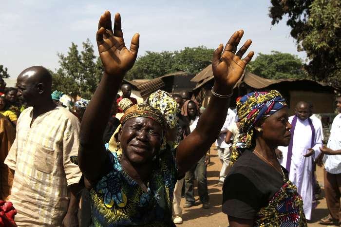 Mulher chora durante o funeral pelas vítimas do Dodo Nahawa, Nigéria